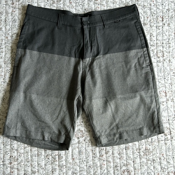 Travis Matthew Light Weight Shorts (32) - Picture 1 of 3